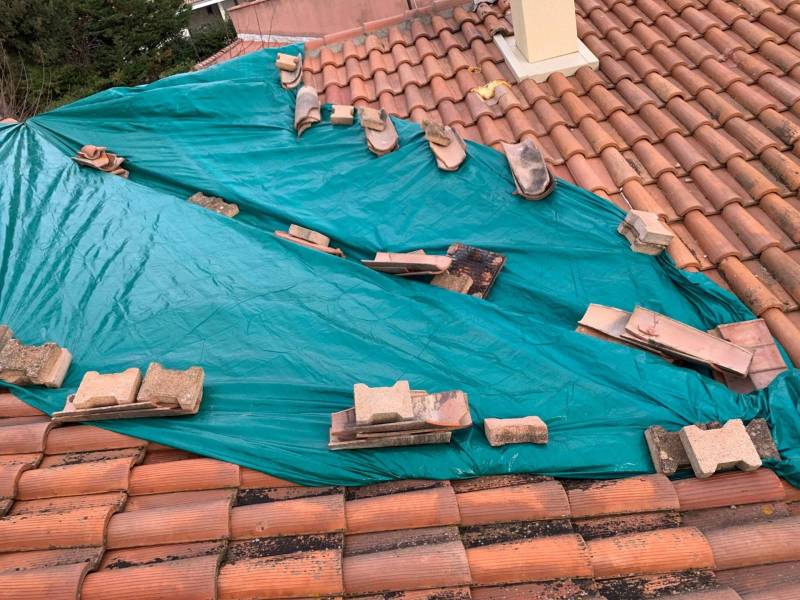Pose de bâche de toiture en urgence à Saint-Tropez : protégez rapidement votre habitation