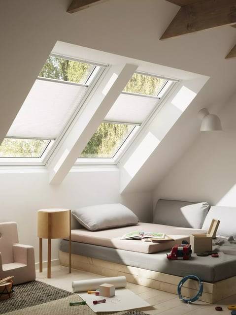 Couvreur pour la pose d’une fenêtre de toit Velux standard autour de Lyon