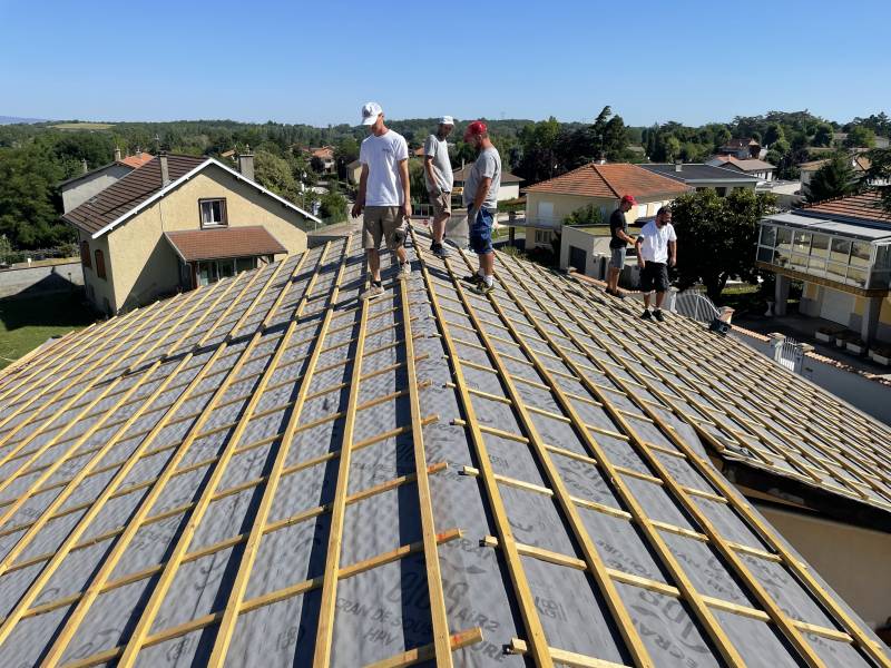 Les signes indiquant qu'il est temps de rénover votre toiture à Lyon Rhône-Alpes 69