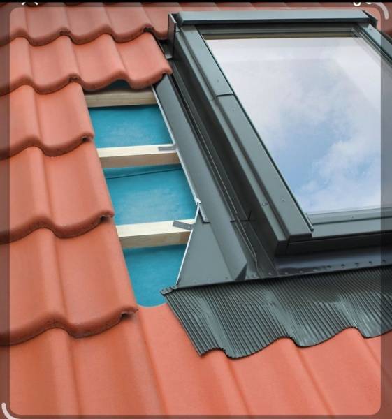 Installation professionnelle de fenêtre de toit Velux à Lyon 5 : pose avec étanchéité garantie par Bolley Toiture dans le Vieux Lyon