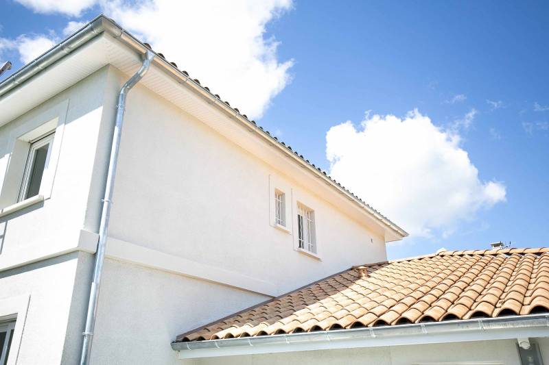 Bandes de rives et zinguerie : comment préserver votre toiture des agressions marines à Saint-Tropez ?