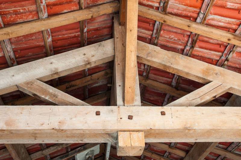 Charpentier à Saint-Tropez : pourquoi faire appel à un expert local pour vos travaux ?