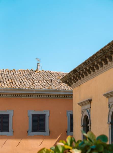 Recherche de fuite de toiture en urgence à Saint-Tropez : comment réagir rapidement ?